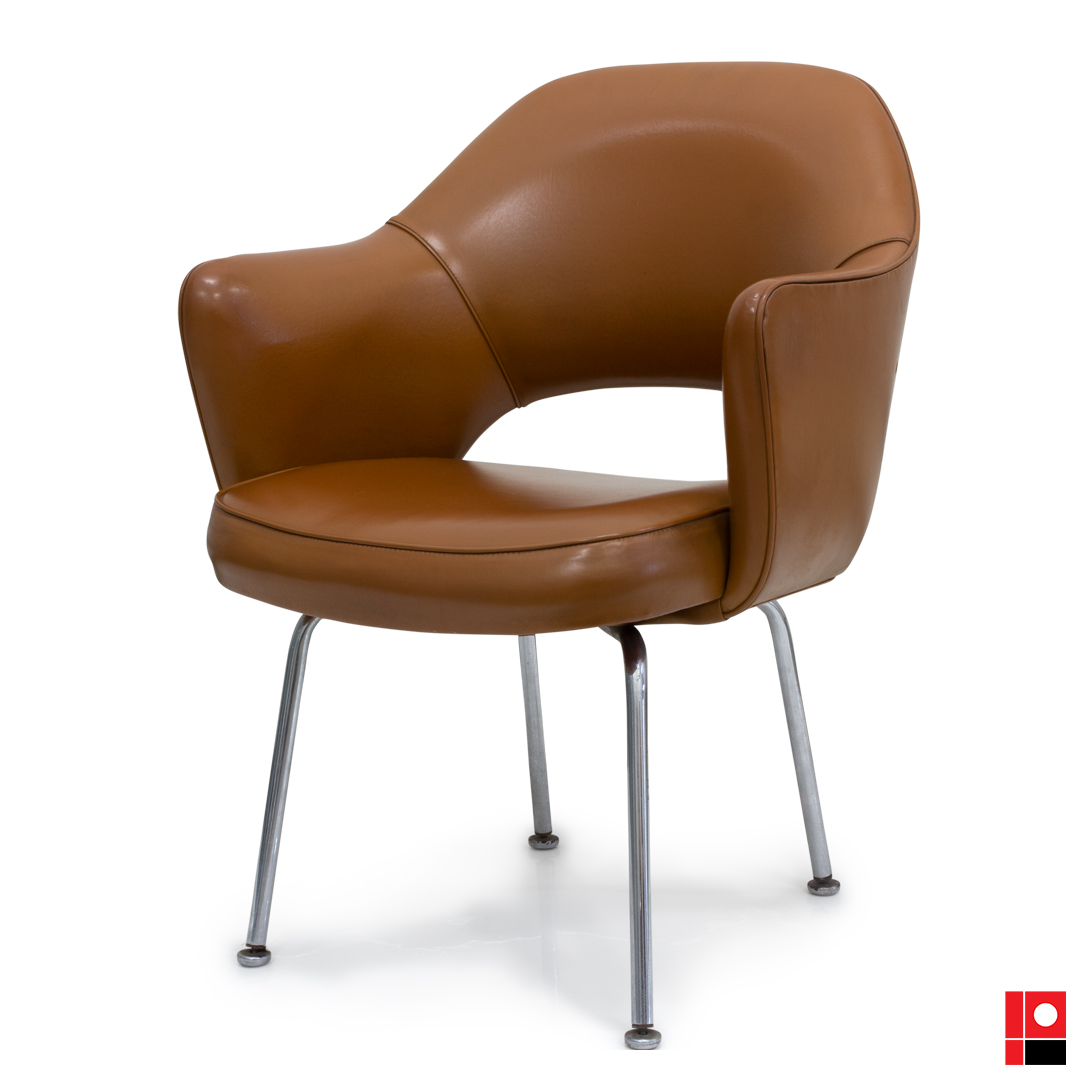 saarinen 71 caramelo ferro cromado.jpg