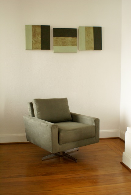 poltrona giratória camurça verde.jpeg