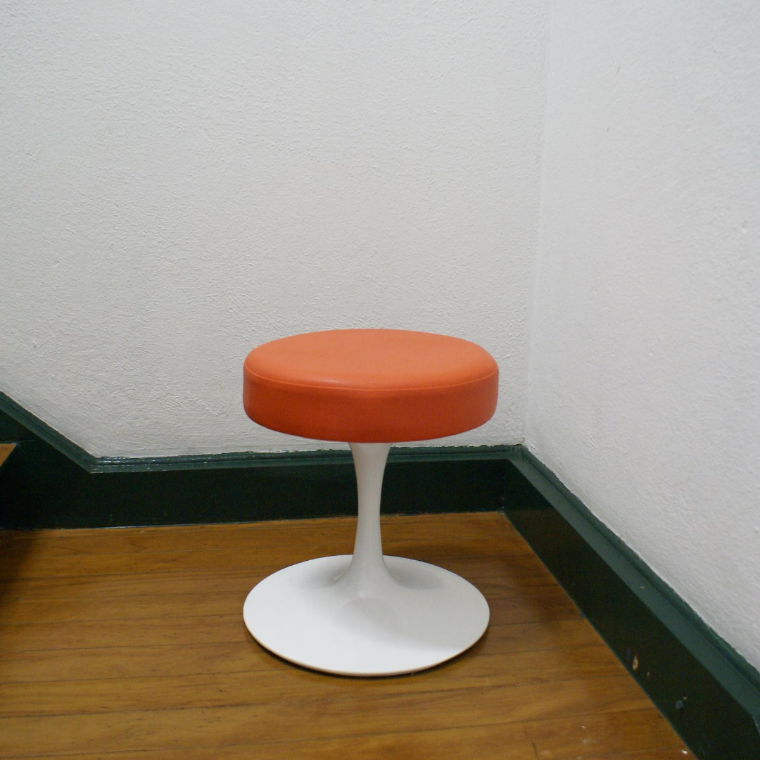 Banqueta Saarinen_laranja.png